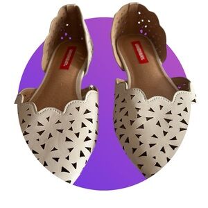 Stylish Cream Flats with Scalloped Edges.7M